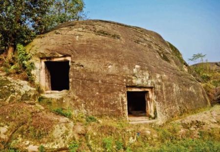 �»�������4��20�յ磨���ߺ���λ����Ͽ�������ص��������أ���ǰ�ڳ���������Ϳ���羳�ڷ���48�����ع�ʯ�ݡ���Щʯ�ݽ����ھ���ʯͷ�ڲ������޽��������;��δ��֪��