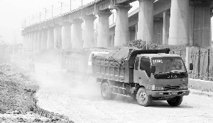 ˫��·�ϣ��㵹�����ĳ���ʻ�����ﳾ����