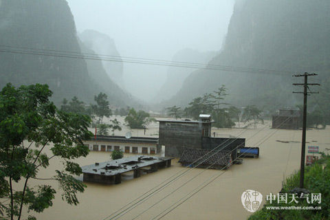 12�գ�������������ˮ��������Сѧ��ѧ¥һ�롣����Ӱ������ˣ�