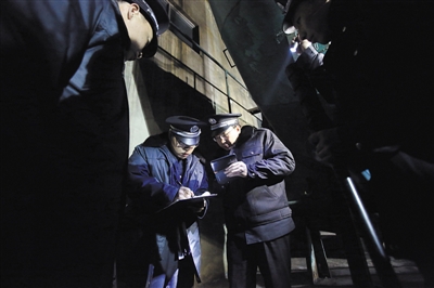 3月1日零时,北京昌平,北京卓越华盛供热投资管理有限公司锅炉房内,市环境监察总队执法队员进行突击夜查。新京报记者 王叔坤 摄